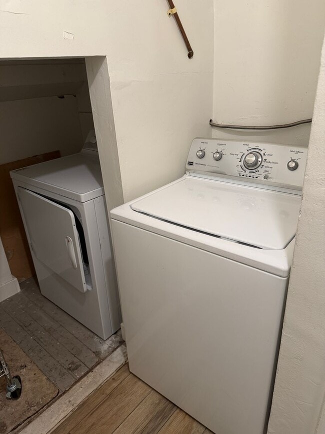 Building Photo - Beautiful Spanish townhouse with parking and in unit laundry!