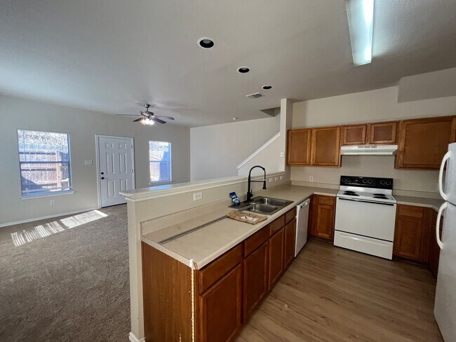 Building Photo - 5811 Golf Bend