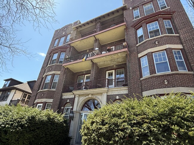 Building Photo - 2549 N Lake Dr