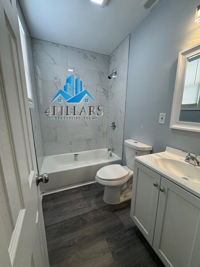 Building Photo - 3904 Deodar St