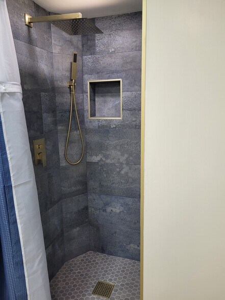 Guest Shower - 9429 Fontainebleau Blvd