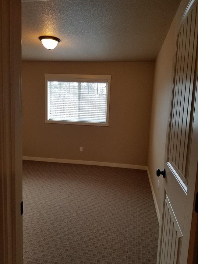 Building Photo - High end town home in perfect location