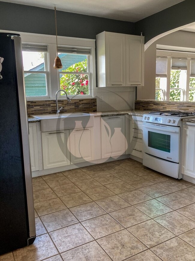 Building Photo - Single Level House - Ready for you to call Home!!