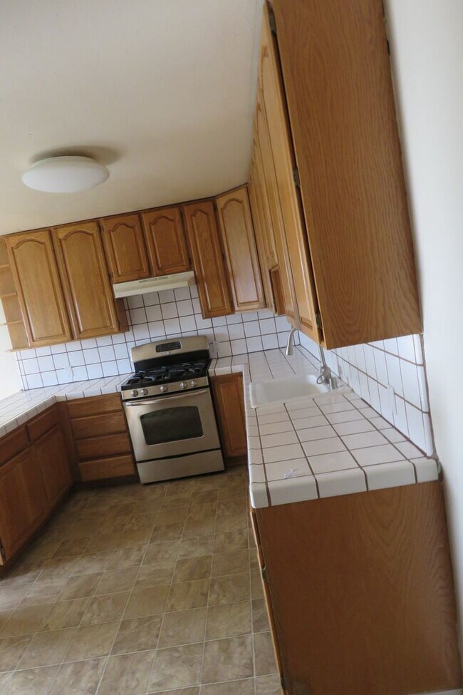 Building Photo - 2 Bedroom with VIEWS in Sunnyside Neighborhood