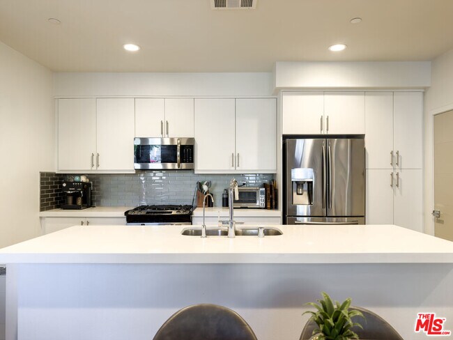 Building Photo - 2111 N Cahuenga Blvd