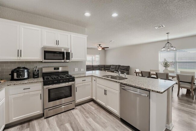 Building Photo - 141 Marienfeld Ln