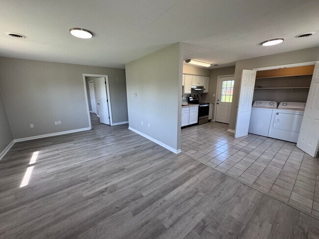 Building Photo - Connector Street 90/100