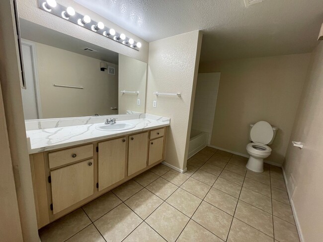 Building Photo - 1 bathroom condo located in the desirable ...