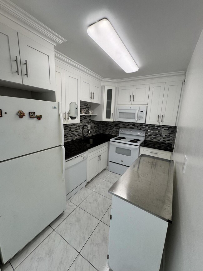 Building Photo - 4990 E Sabal Palm Blvd