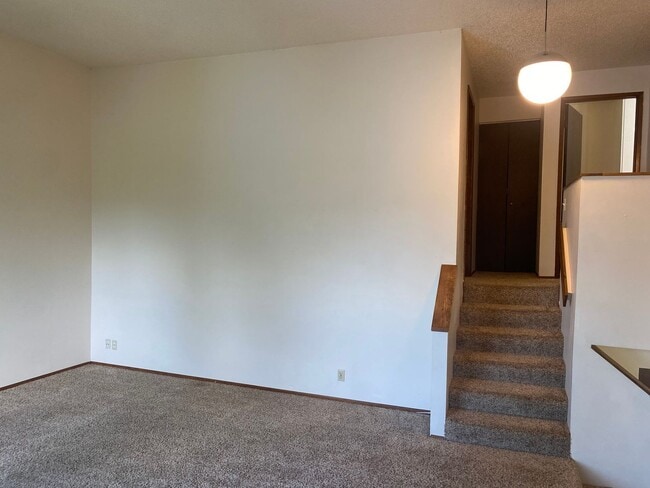 Building Photo - 3 bedroom 1.5 Bath Tandem Home!