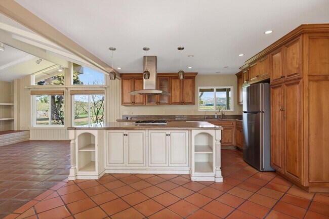 Building Photo - 1525 Fairway Dr