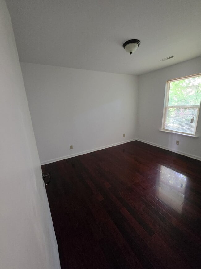 Building Photo - Comfortable 2-Bedroom Unit with Washer, Dryer & Off-Street Parking