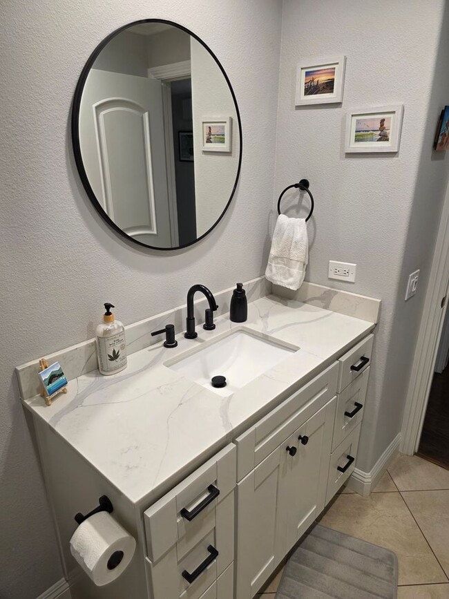 Building Photo - One month rental Fully furnished 1 bedroom...