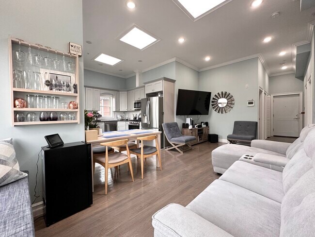 Building Photo - 37 Spruce St