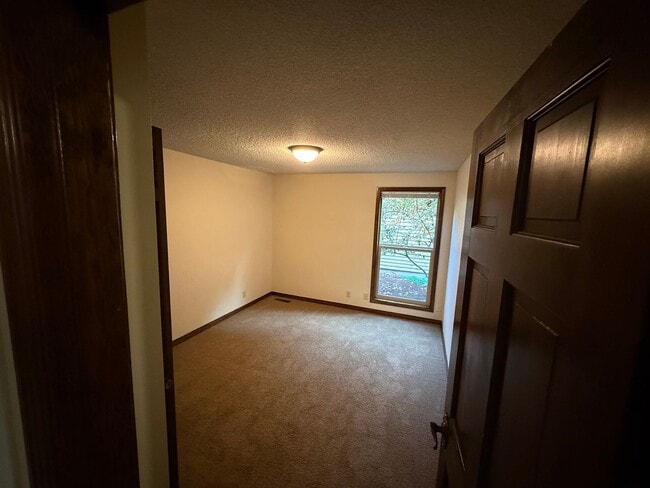 Building Photo - 1150 NW Sunnywood Ct