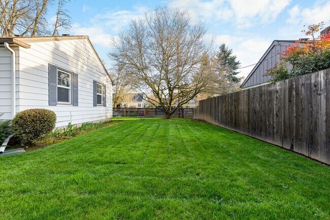 Building Photo - 4317 SE Lexington St