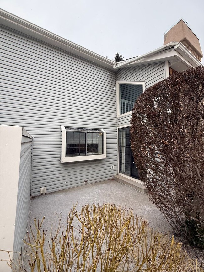 Building Photo - SPACIOUS 2-BEDROOM TOWNHOME WITH LOFT, GARAGE & PRIME LOCATION!