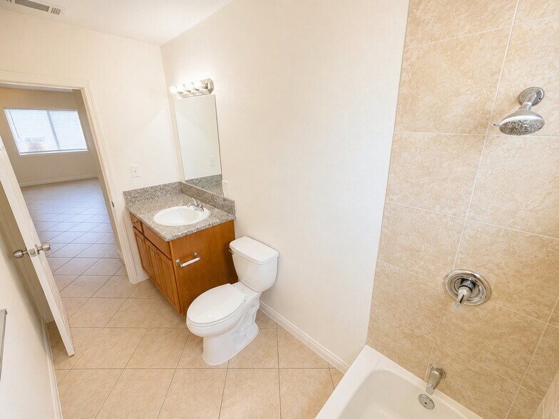 Building Photo - 1656 Bryn Mawr Ct
