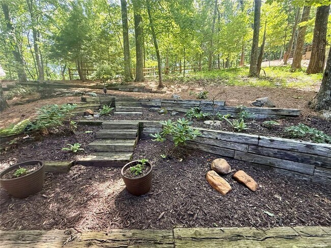 Building Photo - 424 S Sanderlin Mtn Dr