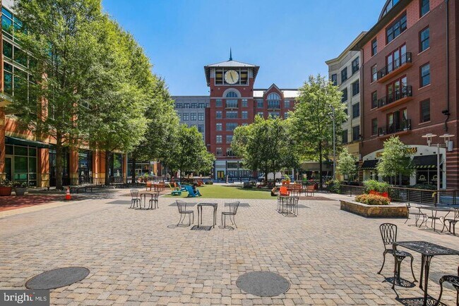 Building Photo - 118 Monroe St