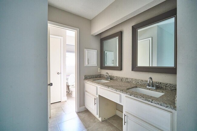 Building Photo - 923 Kenforest Dr