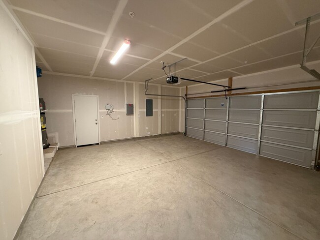 Building Photo - Brand NEW single story home in Hughson!
