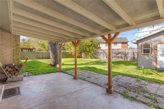 Building Photo - 3810 Hillside Dr