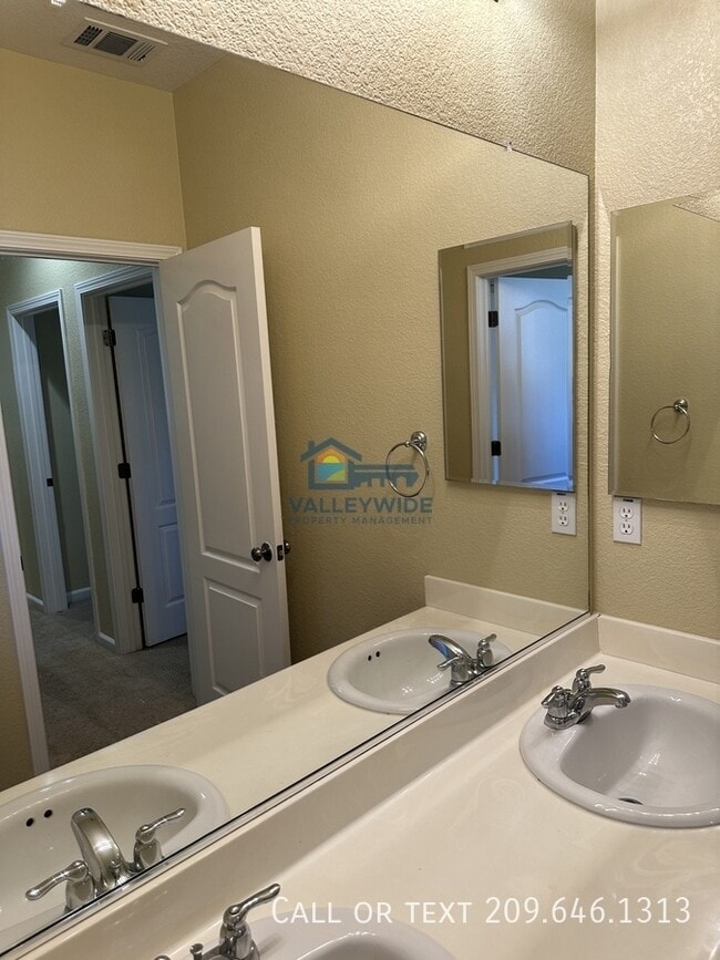 Building Photo - 2704 Acapulco Way