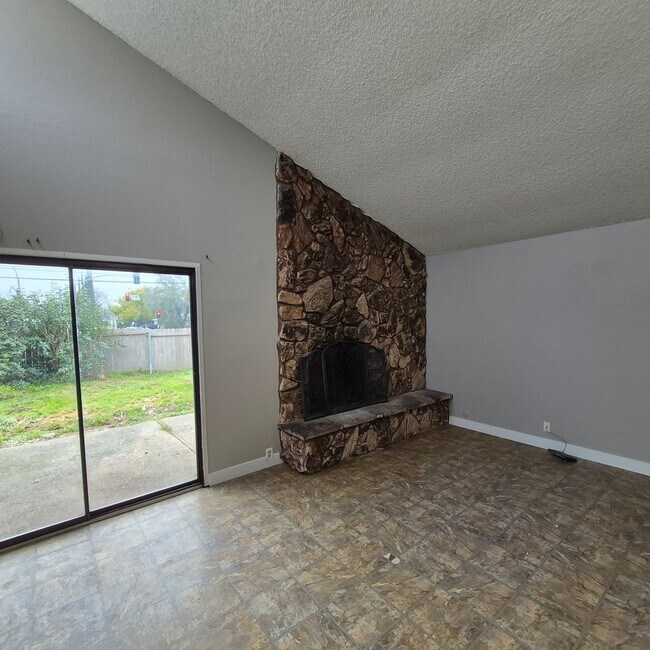 Building Photo - Carmichael 3 bedroom, $2195/month.