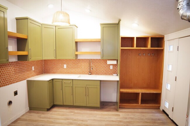 Building Photo - 4811 W Rose Hl St