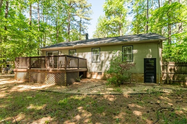 Building Photo - Renovated 3 Bed Ranch Style with large Fenced-in yard!