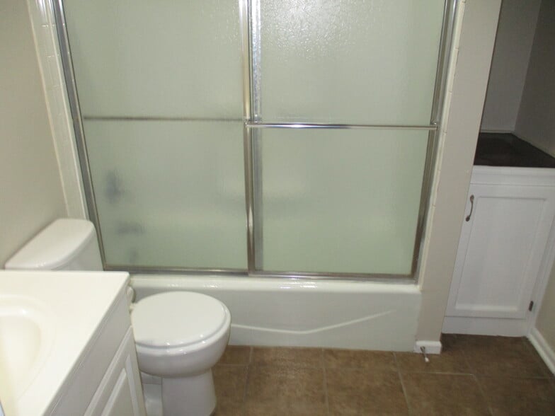 Building Photo - 1315 E 152nd Ter