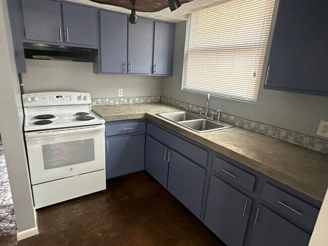 Building Photo - 702 Wilkinson Blvd