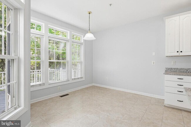 Building Photo - 10635 Hillingdon Rd