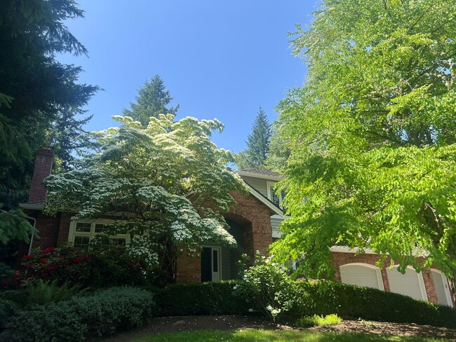 Primary Photo - 4bd/2.5ba Redmond Home