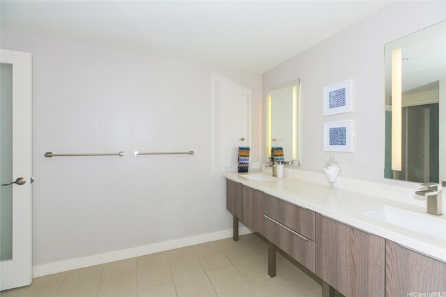 Building Photo - 888 Kapiolani Blvd