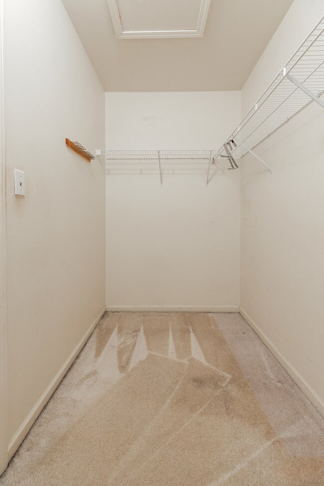 Building Photo - 1483 Ashbury Ln W