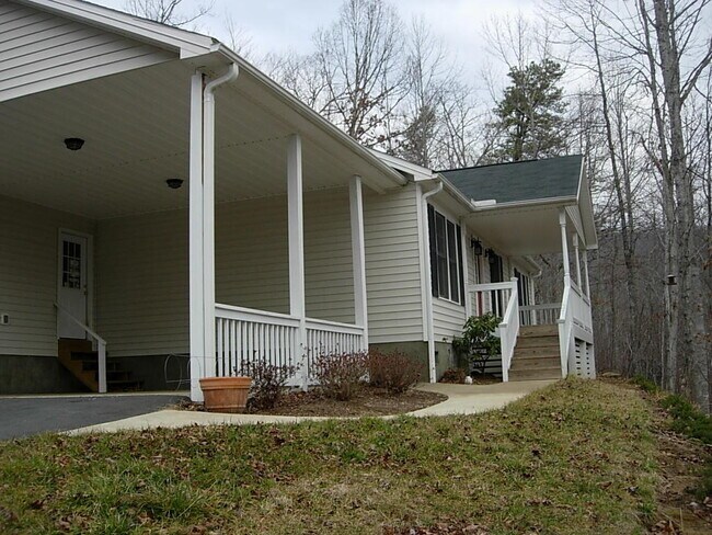 Building Photo - Swannanoa Rental! 6 or 12 month lease options!