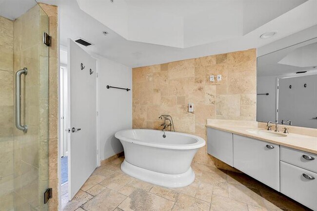 Building Photo - 333 Las Olas Way