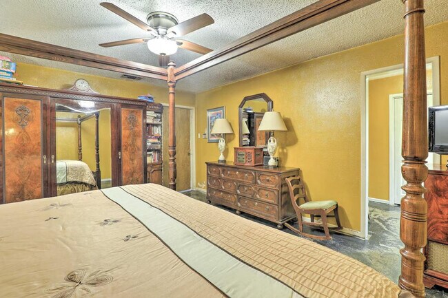 Building Photo - 2109 Woodside Dr