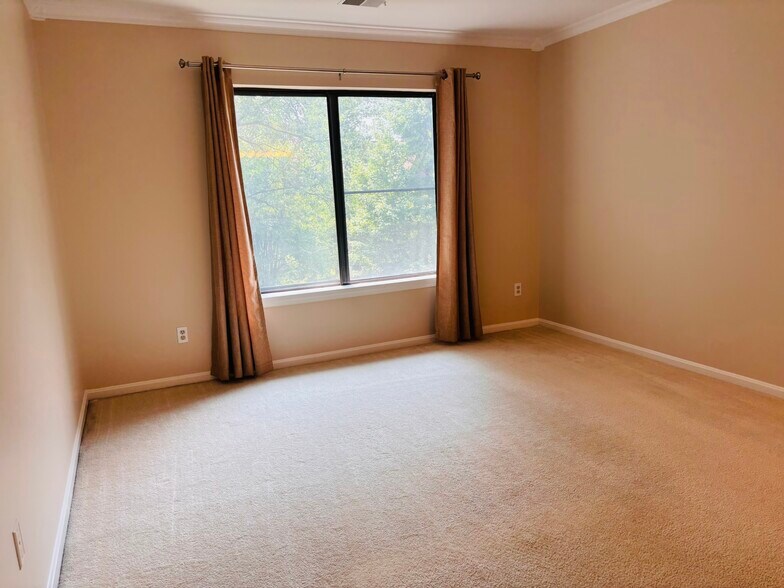 Primary Bedroom - 2807 Lee Oaks Ct