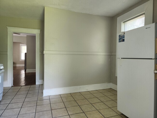 Building Photo - 1612 W 48th St