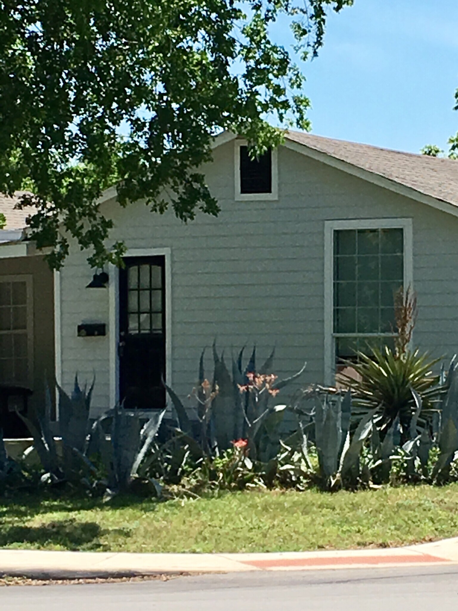 Building Photo - 1042 W Lynwood Ave
