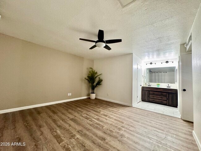 Building Photo - 812 N 86th Pl
