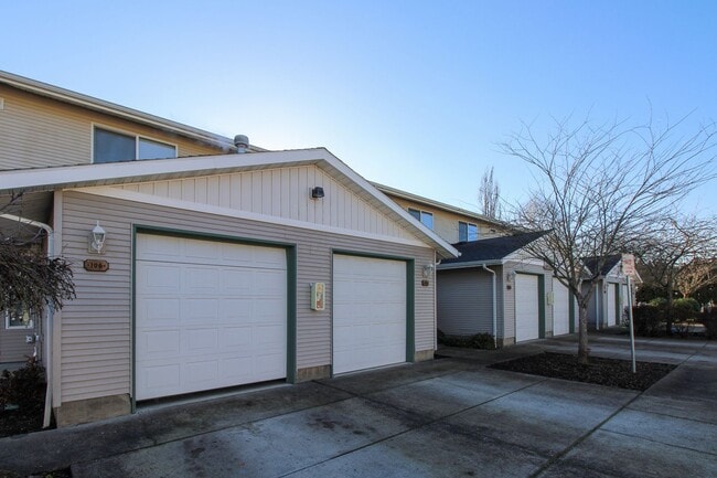 Building Photo - Amber Manor Townhomes