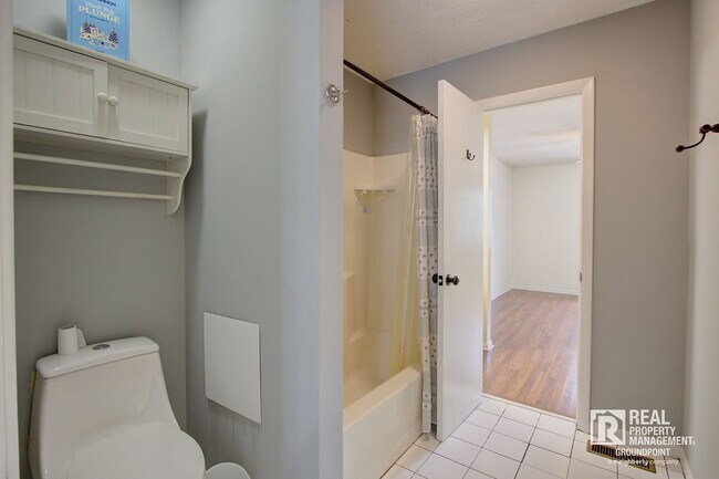 Building Photo - 8471 Yadkin Cir