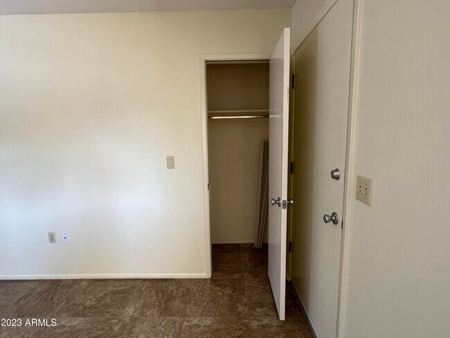 Building Photo - 10939 W Saratoga Cir