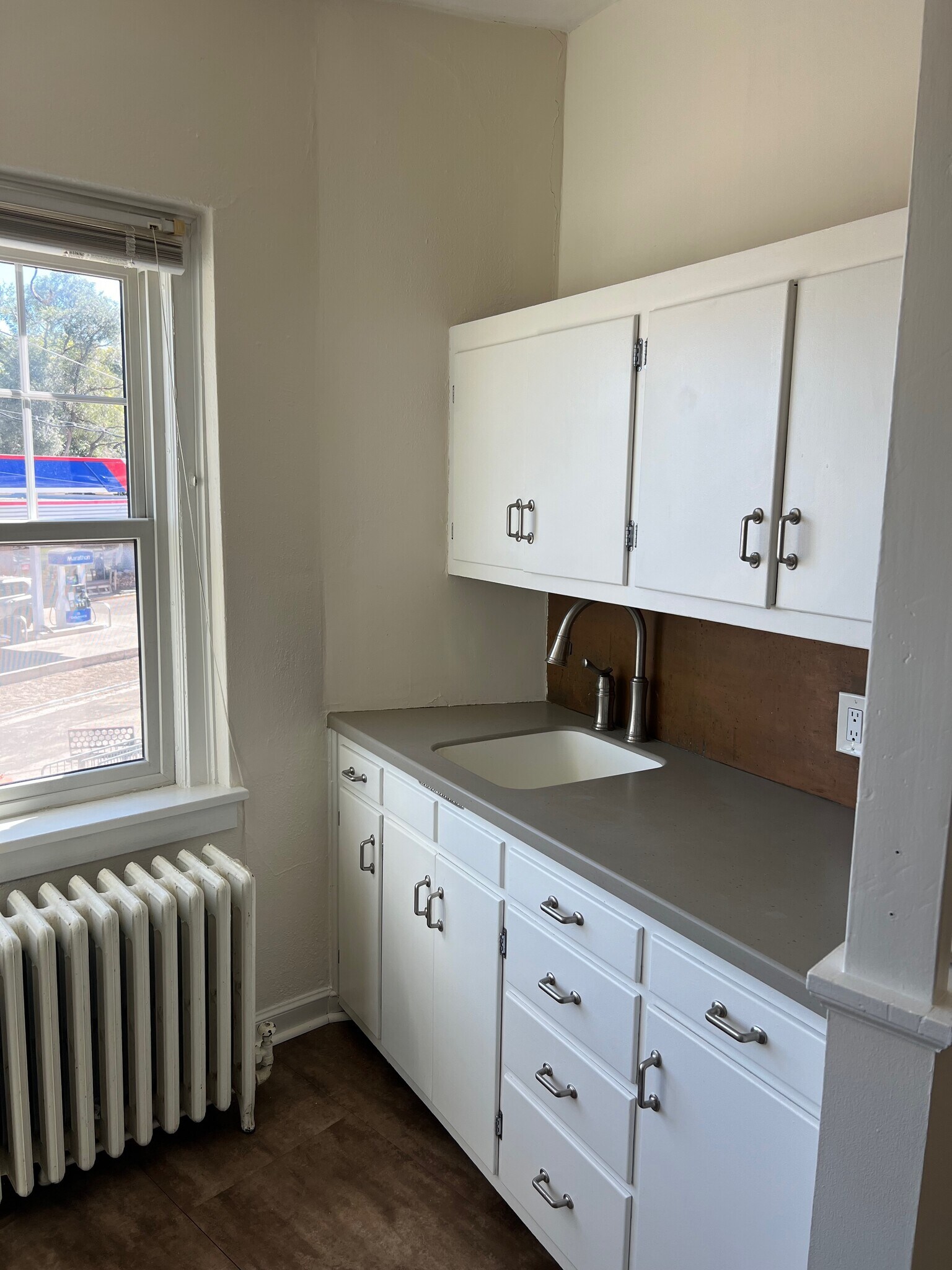 Kitchen - 3900 Sunnyside Rd