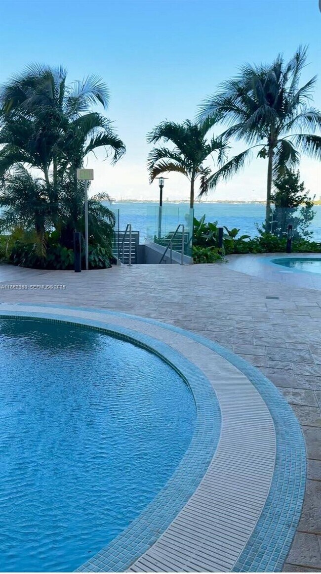 Building Photo - 700 NE 24th St