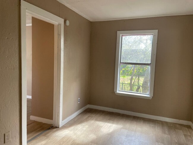 Building Photo - Move In ASAP!